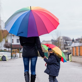 Mutter_und_Kind_mit_Regenschirm.jpg