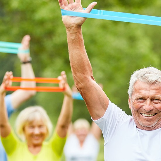 Bewegung im Park mit Theraband; Foto: Robert Kneschke - Shutterstock.com