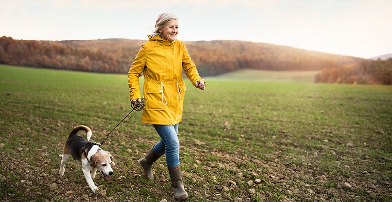 Frau mit Hund; Foto: Halfpoint - Shutterstock.com