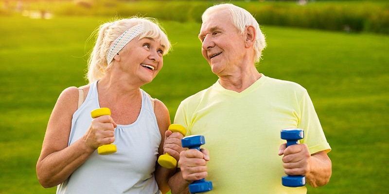 Älteres Paar mit Hanteln im Park; Foto: DenisProduction - Shutterstock.com