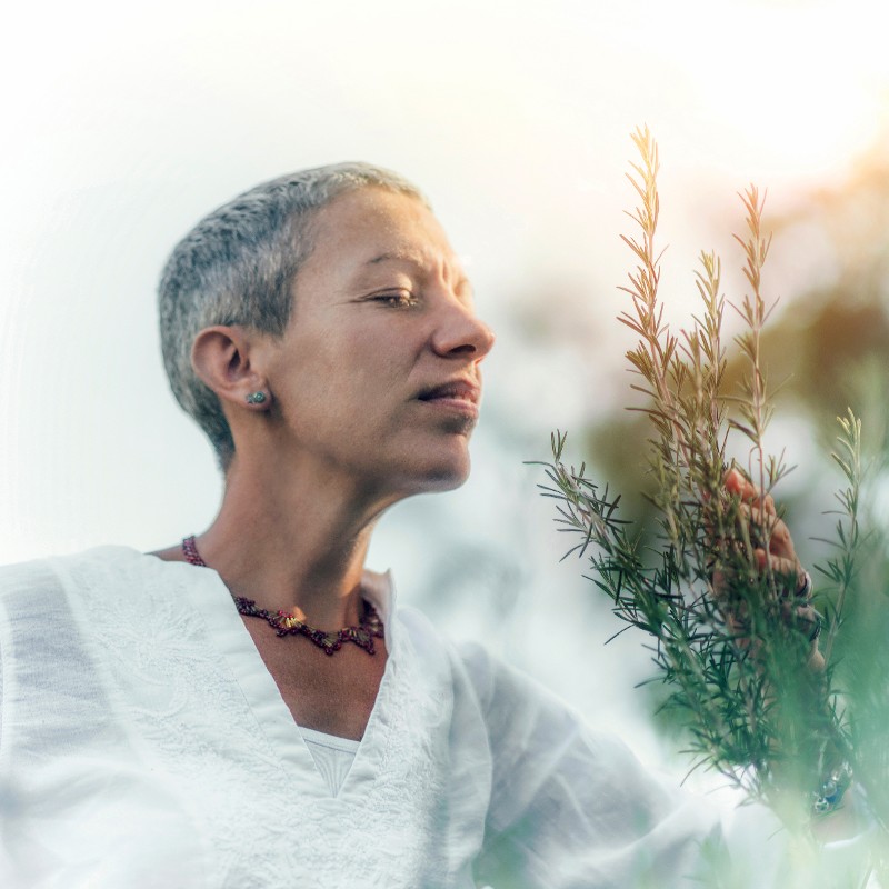 Frau genießt Duft von Rosmarin; Microgren - Shutterstock.com