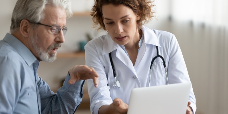 Ärztin und Patient besprechen Werte des Patienten; Foto: fizkes, Shutterstock.com