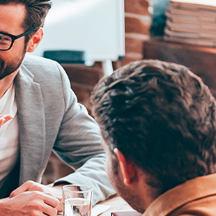 Mehrere Personen bei einer Besprechung_Foto G-Stock Studio_Quelle Shutterstock