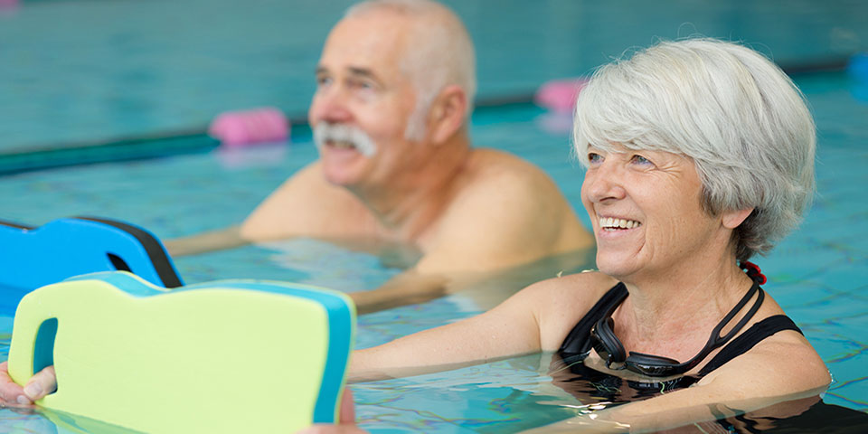 Paar bei Wassergymnastik; Foto: ALPA PROD - Shutterstock.com