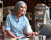 Ältere Frau bei der Arbeit_Foto insta photos_Quelle Shutterstock