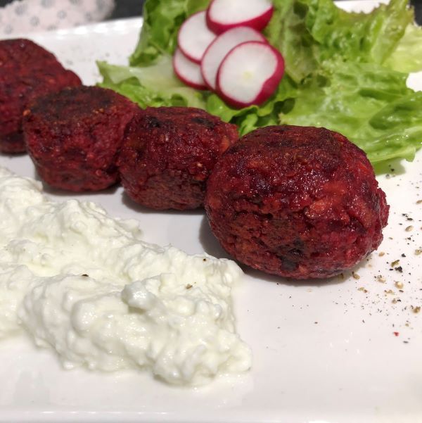 Mehr Informationen zum Thema: Hirse-Rote-Rüben-Laibchen mit Krendip