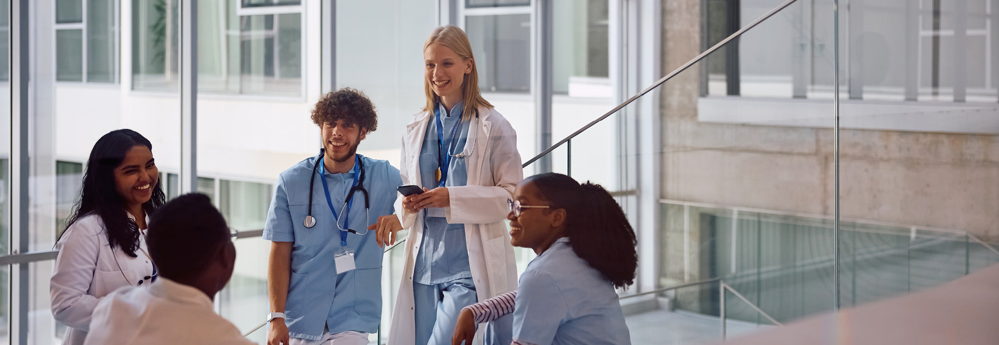 Eine Ärztin und ein Arzt schauen auf ein Tablet.