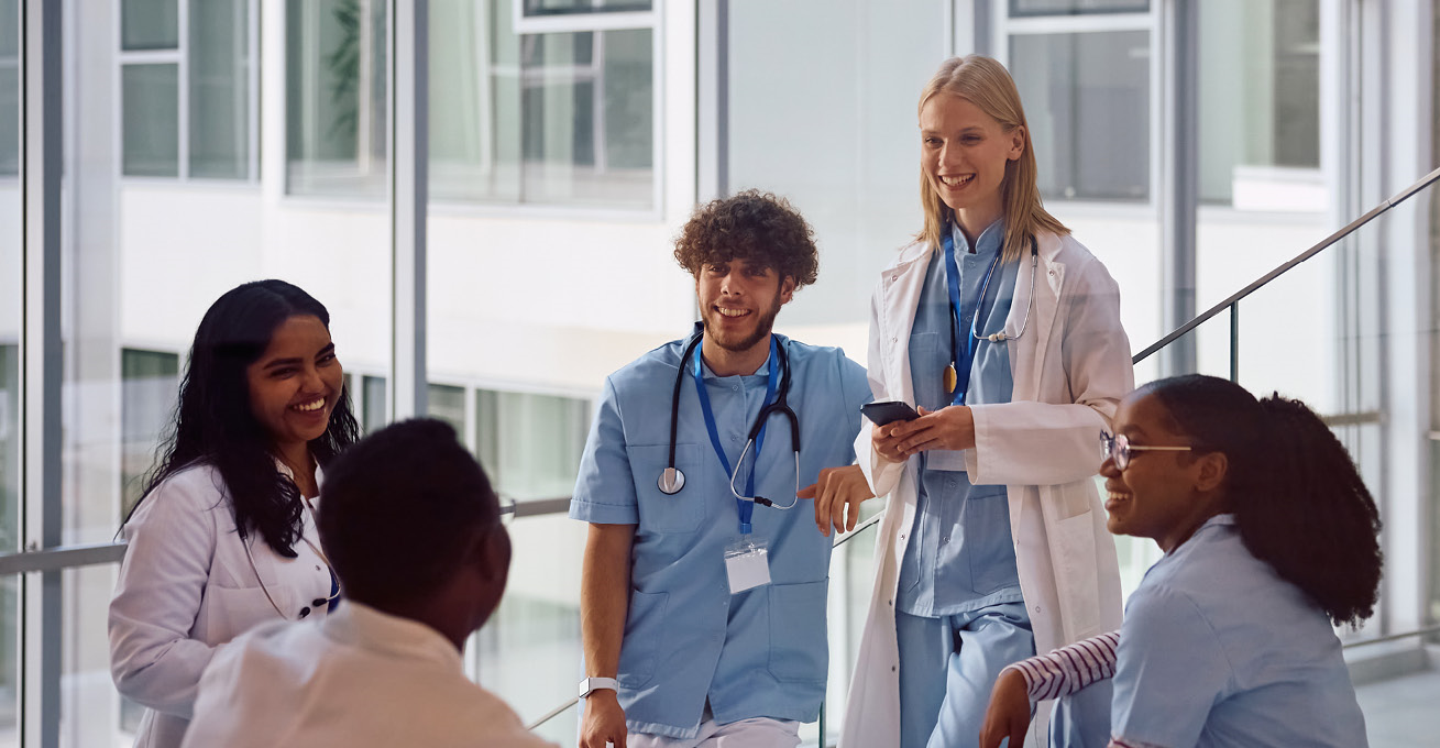 Eine Ärztin und ein Arzt schauen auf ein Tablet.